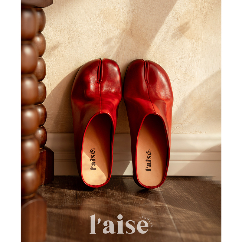 L'Aise丨Syra Washed Leather Tabi Split-Toe Shoes, Retro Open-Toe Half-Slipper Women's Mules