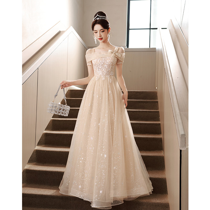 シャンパンカラーのイブニングドレス。2026年の新作スタイルで、高級感があり、宴会、卒業式、司会、成人式、少女のドレスなど、控えめながらもラグジュアリーな装いに最適です。