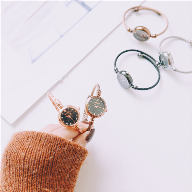 Pháp thích hợp lấp lánh ngôi sao đồng hồ nữ khí chất đơn giản Sen nữ vòng đeo tay nhỏ quay số nhỏ gọn retro gió đại học - Vòng đeo tay Cuff vòng daniel wellington 