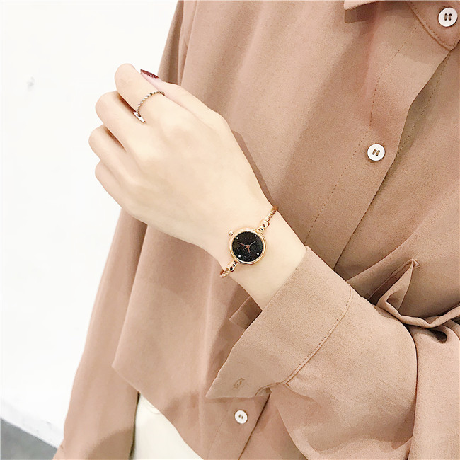 Đồng hồ đeo tay Pháp đồng hồ đeo tay nữ sinh viên Hàn Quốc phiên bản đơn giản chống thấm nước Sen nữ retro lạnh gió nhỏ tươi mát - Vòng đeo tay Cuff vòng ngọc bích