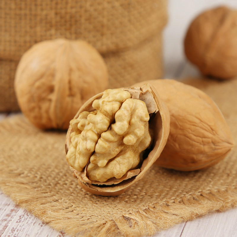 Farmhouse self-produced new goods authentic Xinjiang 185 paper-skinned walnuts thin-skinned original walnuts hand-peeled premium 500g