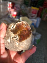 Heilongjiang natural large-leaf red grass flower jade cypress jade raw stone carving material 369 grams