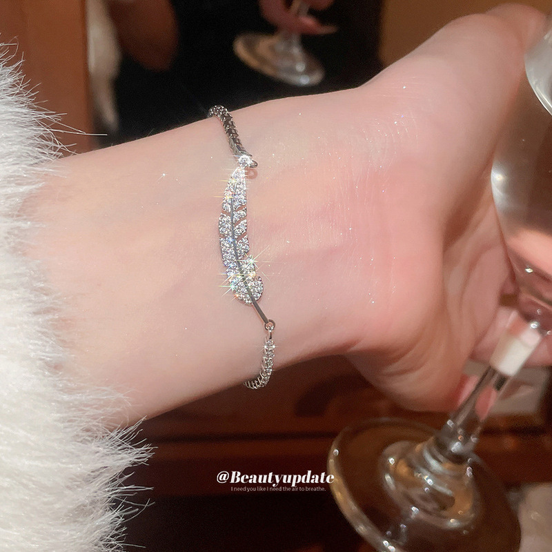 Sparkling Zircon-Encrusted Feather Heart Rate Pull-Out Bracelet, Niche Luxury Design, Fashionable and Versatile