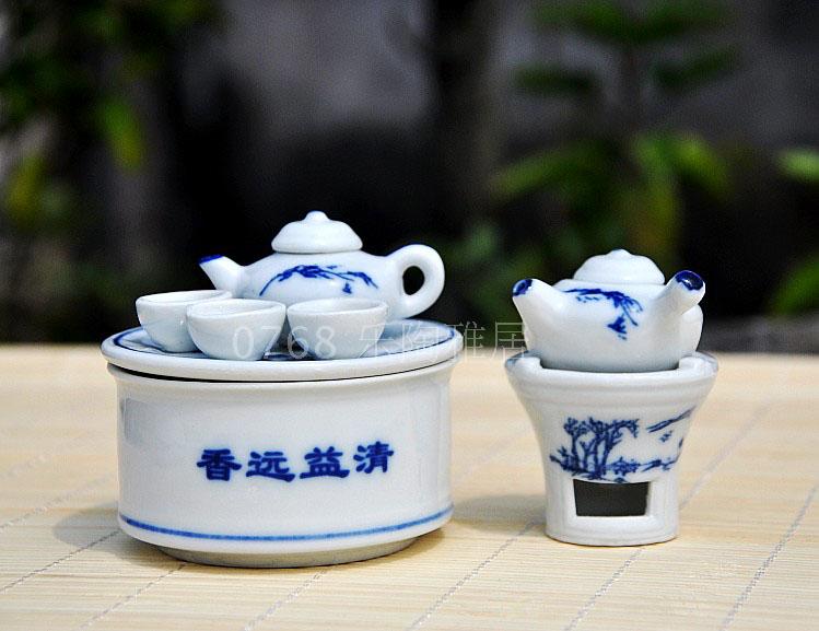 Cậu bé đặt bộ gốm nhỏ thời gian mô phỏng bộ trà xe đồ chơi cho bé