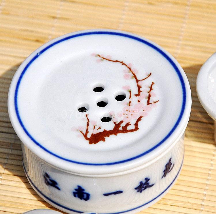 Cậu bé đặt bộ gốm nhỏ thời gian mô phỏng bộ trà xe đồ chơi cho bé