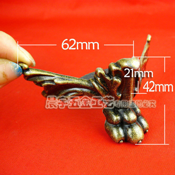 C 521 feet with sole foot wooden box feet feet feet box box wooden box four sides decorate the foot fixed feet