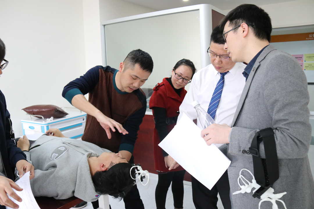 杨晓凯主任做模型教学演示