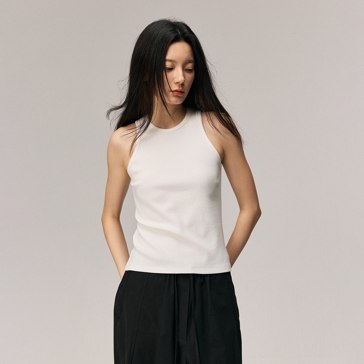 INOUTHRQ2026 Summer New solid-color round-neck sleeveless short fitted knitted vest top