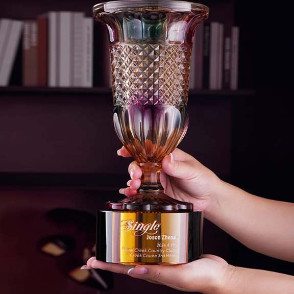 高尔夫荣耀见证者：K9水晶奖杯的定制艺术