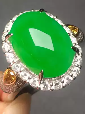 Full of green rings, transparent water, delicate and gorgeous colors