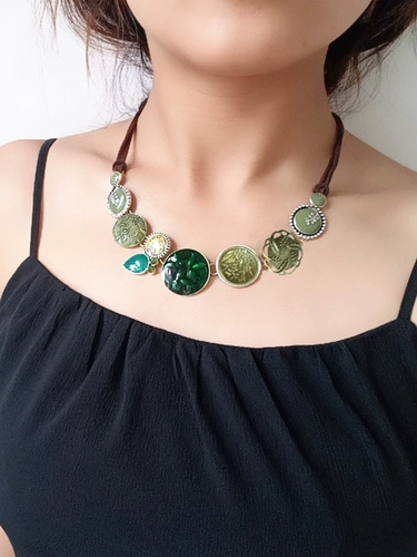 Европейские и американские старинные цветные стразы, бабочка, срезанный цветок, жемчуг, женское короткое ожерелье, ретро-стиль, ожерелье для старых пар