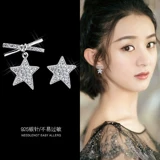 Маленькие асимметричные серьги с бантиком