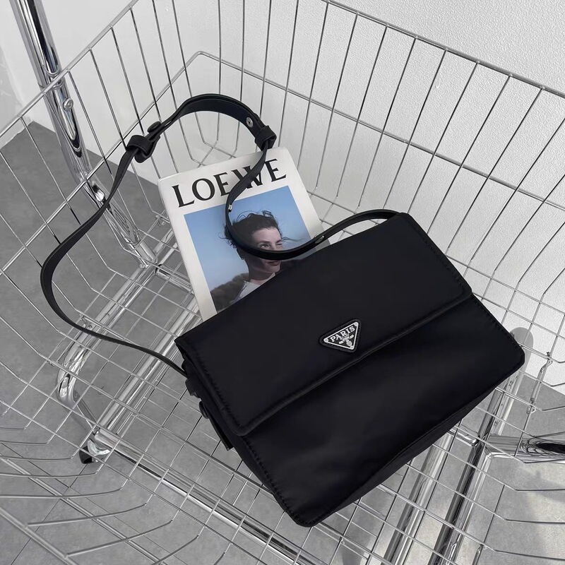 2025 New Model Triangular Metal Logo Nylon Messenger Bag Single Shoulder Crossbody Bag Women's Bag Versatile for Commuting