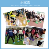 Прикоснитесь к камню, пересекающемуся в детском саду реки, ежегодный командный сборщик на открытом воздухе.