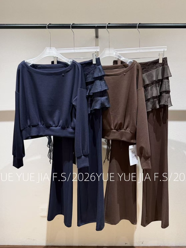 Yueyue8126 Off-Shoulder Sweatshirt and Flared Pants Set with Lace Skirt, 26 Autumn Fashion Air Cotton Two-Piece Set Yueyue8126 Off-Shoulder Sweatshirt and Flared Pants Set with Lace Skirt, 26 Autumn Fashion Air Cotton Two-Piece Set