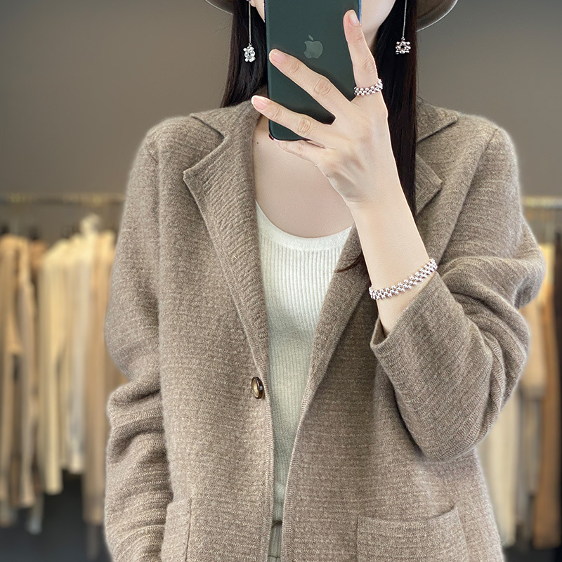 26 Autumn/Winter New Style Suit Collar New Fashion Knitted Cardigan Jacket for Women Loose Knitted Wool Sweater Outerwear Top 26 Autumn/Winter New Style Suit Collar New Fashion Knitted Cardigan Jacket for Women Loose Knitted Wool Sweater Outerwear Top