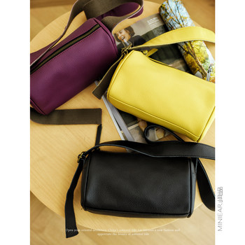 Produced by Xiaoer, This Fashionable and Exquisite First-Layer Cowhide Crossbody Bag with Adjustable Shoulder Strap Is a Versatile and Age-Reducing Small Bag