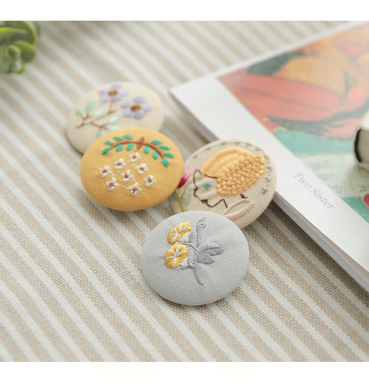 Tai nhỏ sản xuất bông và vải lanh thêu phong cách quốc gia retro trâm cài quạt văn học cá tính quốc gia bốn màu phụ kiện quần áo hoang dã - Trâm cài cài áo vest