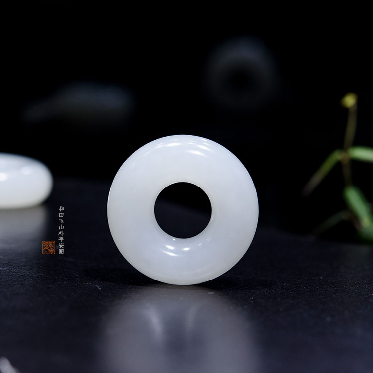 Ziyun Sandalwood, Xinjiang Hetian jade, white jade, mutton fat, jade mountain material, safety circle, safety buckle, men's and women's pendants, please