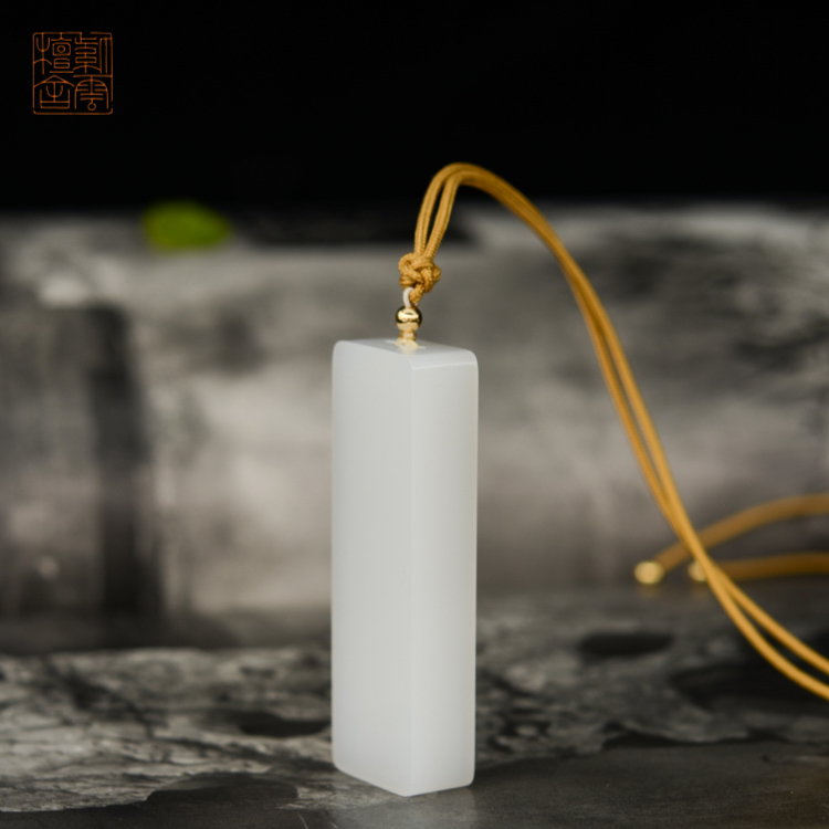 Purple Clouds Sandalwood Xinjiang and Tian Yushan's Su-worked Boutique Pendant Necklace has been tied
