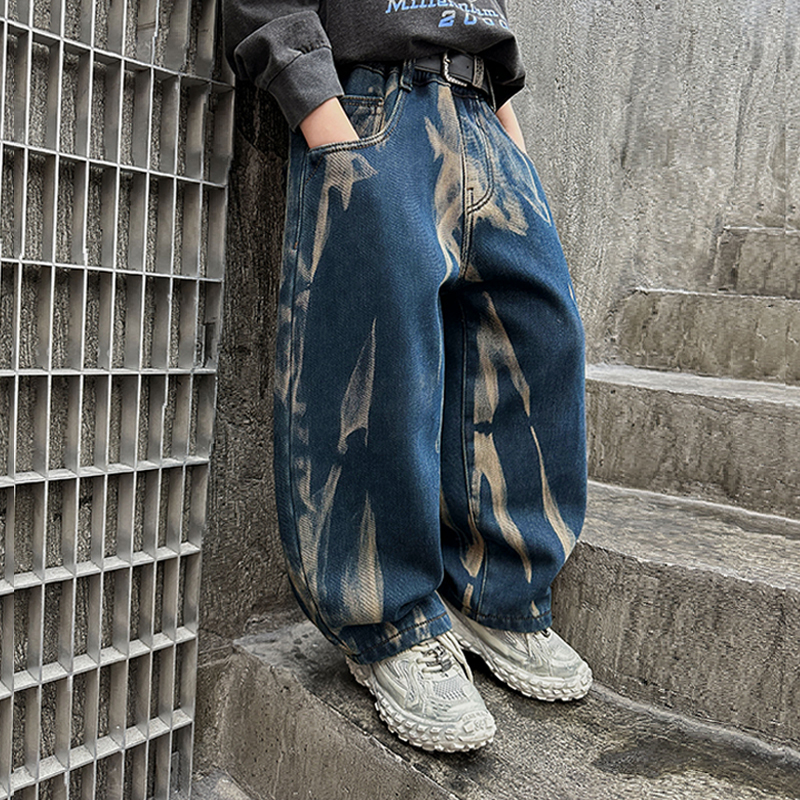 2025新款童装男童痞帅风潮来袭：宽松牛仔裤的秘密