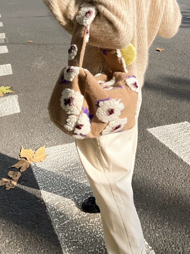 Небольшая дизайнерская трендовая сумка подмышку с пухом, коллекция 2021, осенняя, тренд сезона