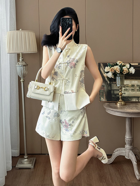 Summer Age-Reducing Fashion with a Refined, Modernized Chinese Style: Women's Two-Piece Set with a Button-Up Vest and Shorts, Exuding a High-End Feel