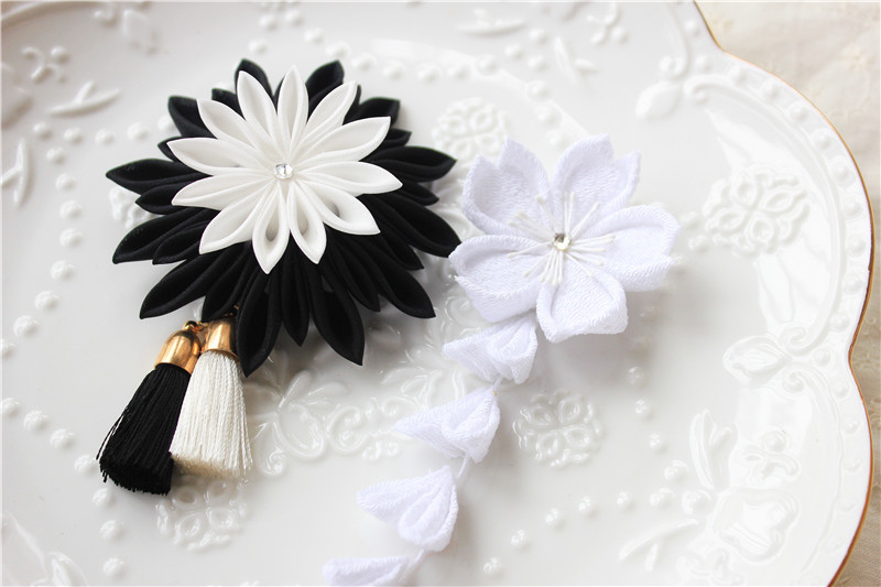 Black and White Omama Fine Handicrafts Japanese Cherry Blossoms and Wind