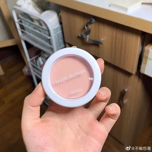 Матовые нюдовые румяна, розовая пудра, клубника