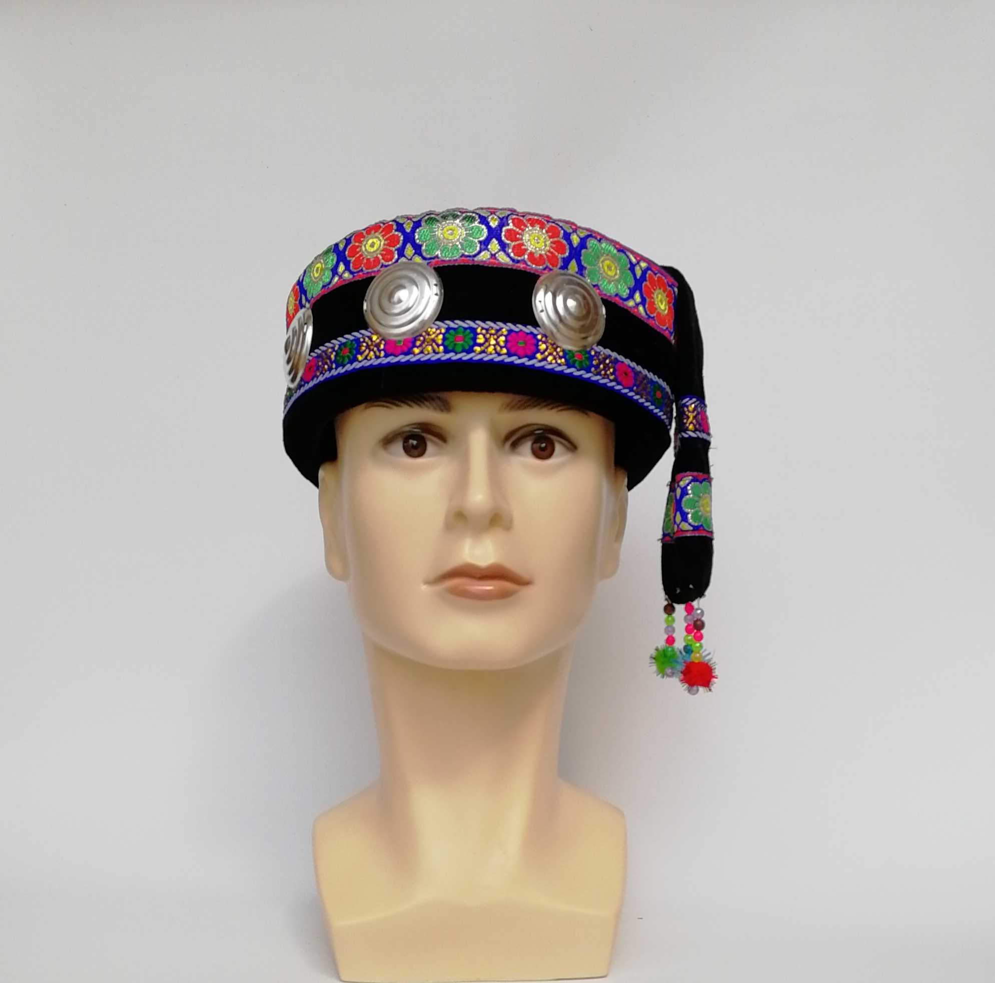 Minority hat's new Dong ethnic group acting out to wear the Yunnan Tujia family dance performance Guangxi Yao Men's Miao