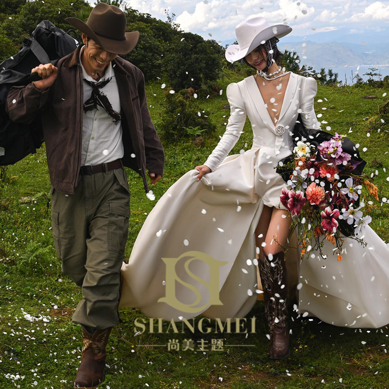 Photo Studio Xinjiang Yunnan Sichuan Western Region Destination Travel Photography Wedding Deep V-Neck Satin White Veil Denim Men's Stylish Couple Matching Photo Studio Xinjiang Yunnan Sichuan Western Region Destination Travel Photography Wedding Deep V-Neck Satin White Veil Denim Men's Stylish Couple Matching