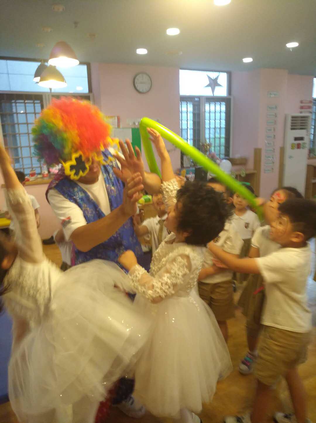Shanghai clown performance door-to-door service children's birthday party baby banquet rain silk balloon arrangement