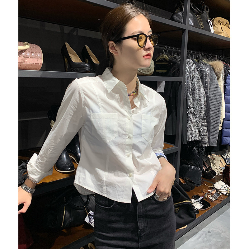 French-Style White Short Shirt with a Turn-Down Collar for Women, Loose Design, Unique and Sophisticated, Slimming, Fashionable and Stylish French-Style White Short Shirt with a Turn-Down Collar for Women, Loose Design, Unique and Sophisticated, Slimming, Fashionable and Stylish