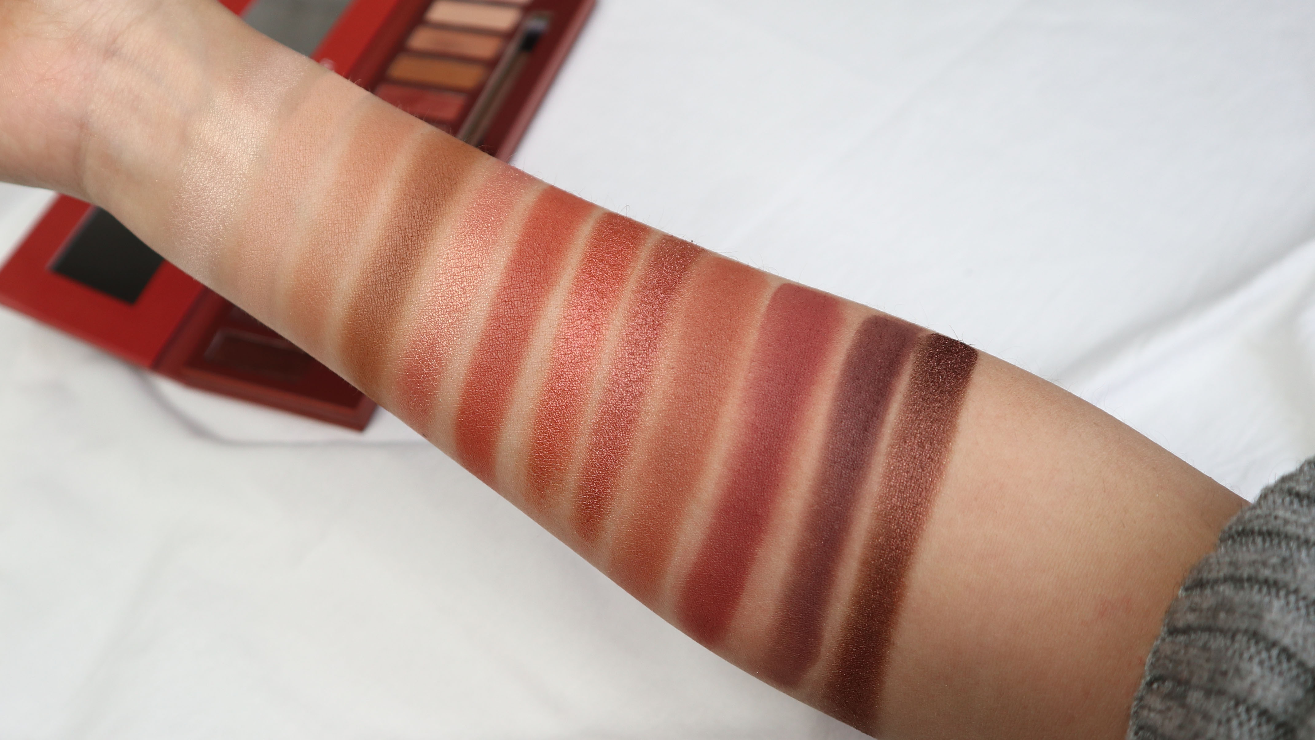 Ucanbe decay city Heat eye Eyeshadow 12 màu lá phong màu bí ngô màu đất phấn mắt mờ pearlescent - Bóng mắt nhũ klavuu