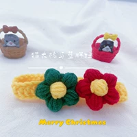 Рождественская красная и зеленая кнопка цветов