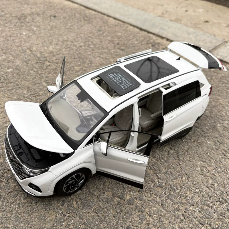 Современный сплавный автомобиль, реалистичная модель автомобиля, игрушка, масштаб 1:18