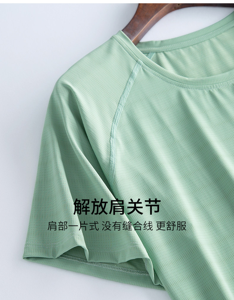 B Летняя футболка с короткими рукавами.