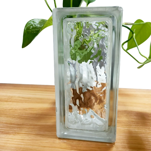 Облачный стеклянный кирпичный кирпич наполовину кирпичный