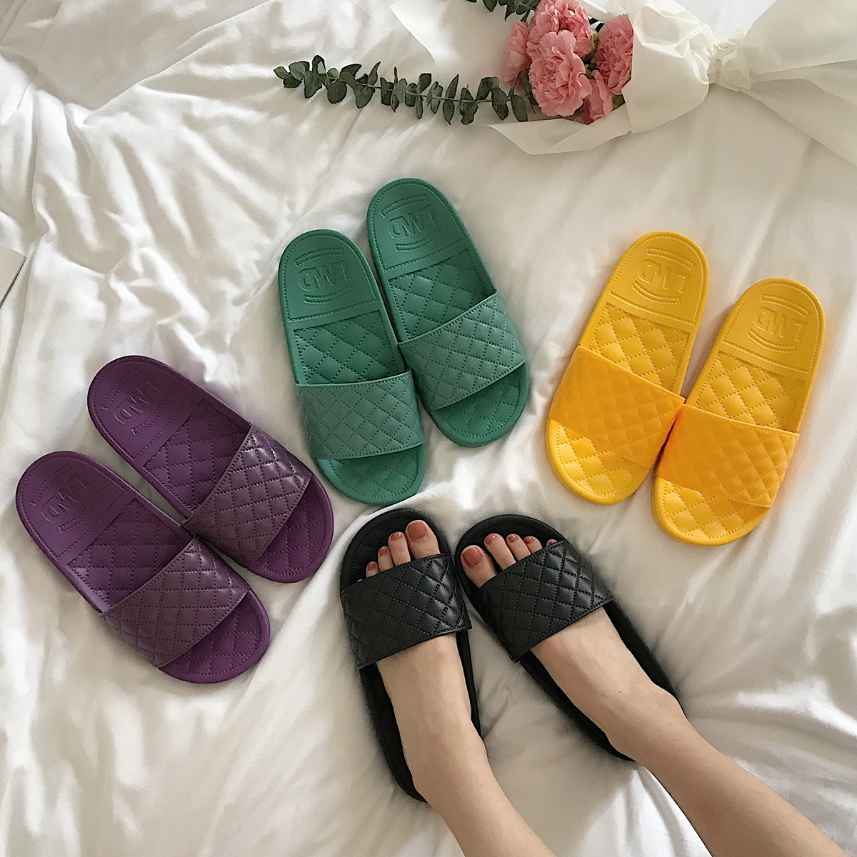 Web red diamond slippers female Xiao flat floor outdoor wear fashion in wind chic beach sandal shoes