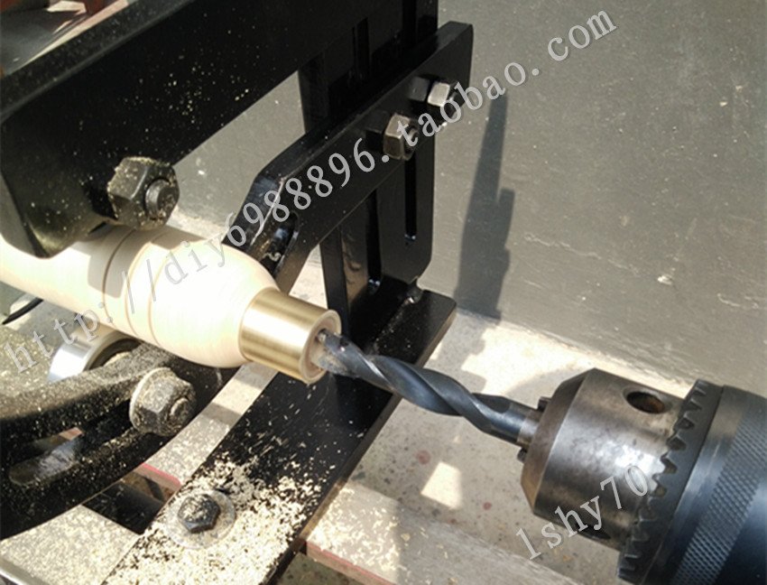 Carpentry lathe center frame heel tool holder anti-fumbling and anti-fly piece stable clamping device for vase pen holder end head drilling
