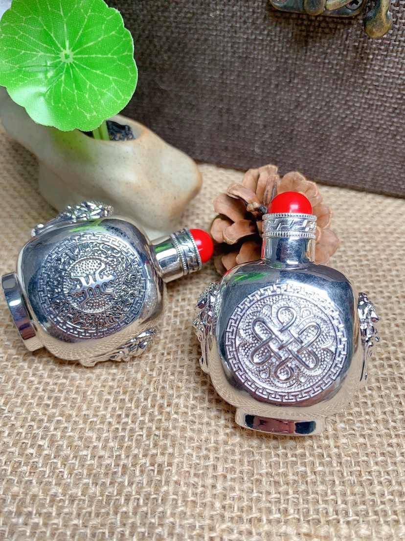 銀製龍紋鼻煙壺 雍正年制款青花龙纹鼻烟壶''YONG ZHENG NIAN ZHI'' BLUE AND