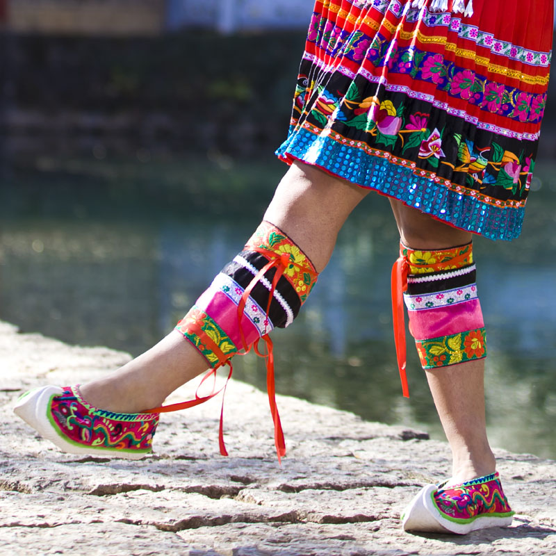 Miao Dong ethnic dance dress rehearsal to wear the hat silver Item Circle Dance Girl with Miao and Dong ethnic tied legs to wrap your feet