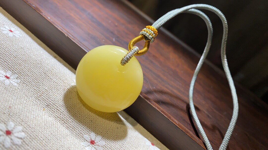 New full honey yellow honey pendant white nectar fish eye button princess buckle full and round moisturize all the time