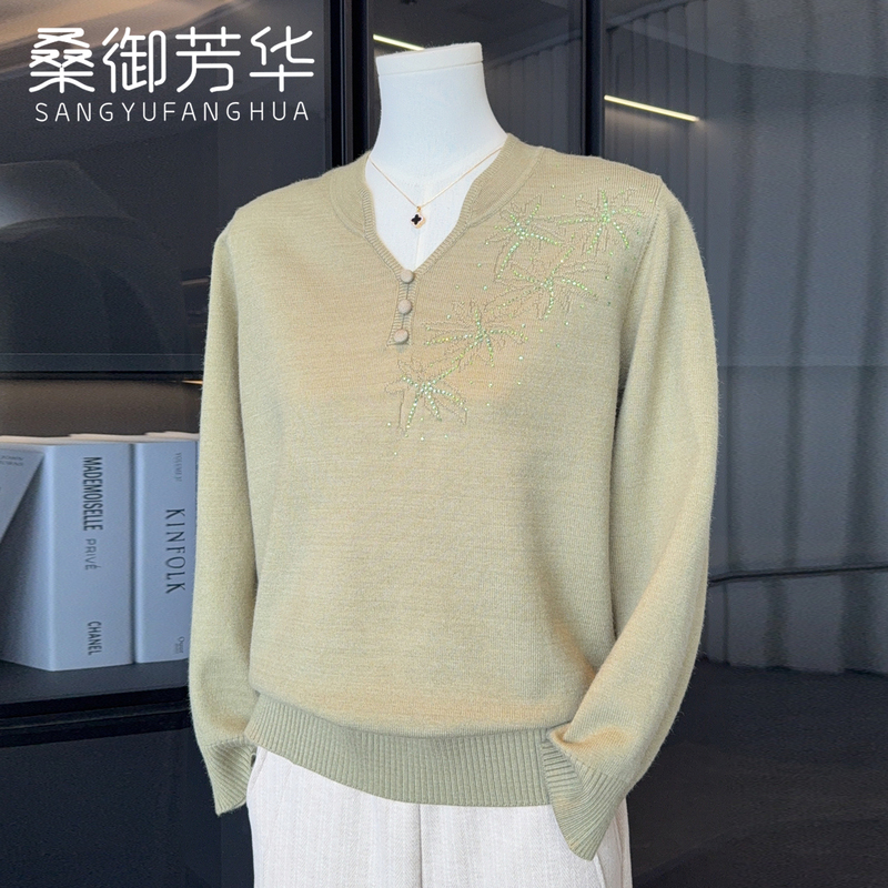 Elegant Mother's Spring Clothing, Stylish and Noble Base Shirt, Middle-Aged and Elderly Women's Knit Top, Autumn and Winter Clothing, Age-Reducing Sweater