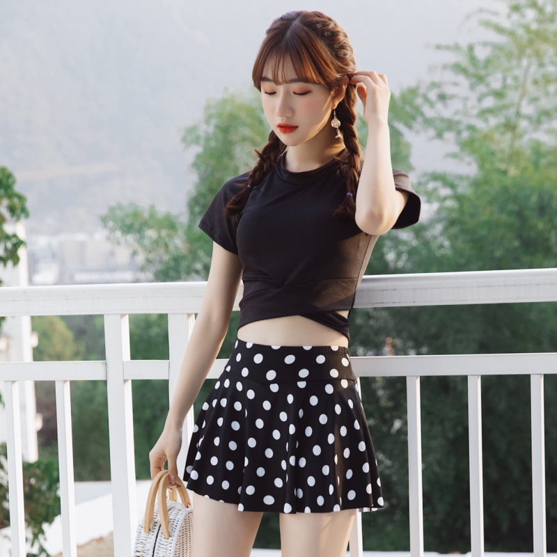 2020 new swimsuit women's two-piece set of two sets of students Korea sports a slim fit for short sleeves and a new swimsuit