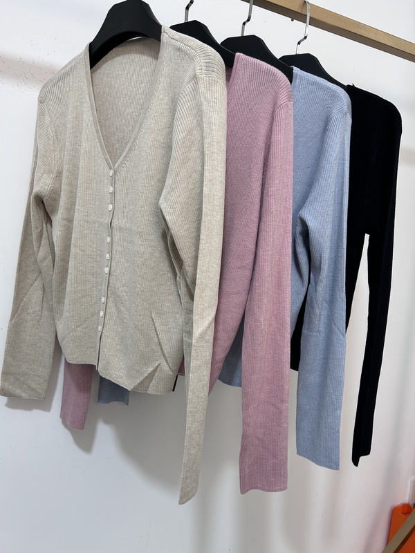 Old Fans Are Going Crazy! in Stock, No Restock ~ Unlike Regular Market Goods, This Is an Order-Based V-Neck Fine-Spun Velvet Knit Cardigan