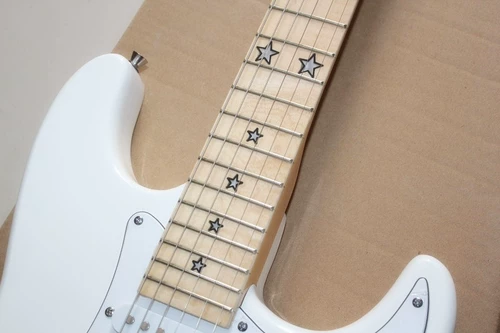 Профессиональная электрогитара ST с двойным шейкером, модель чисто белого цвета с 22 ладами, накладка грифа в виде пятиконечной звезды может быть настроена по индивидуальному заказу.