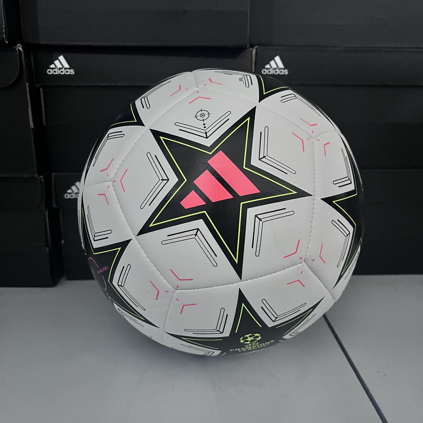 adidas阿迪达斯男女UCL TRN IX4062：足球场上的时尚战靴，穿上它，进球就是这么简单！-足球-淘宝好物网