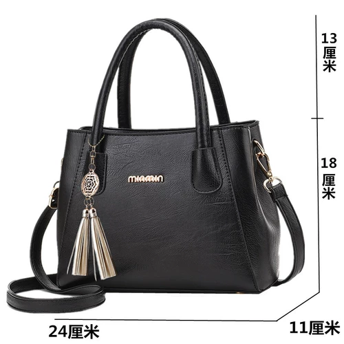 Средние и пожилые люди с рукой.