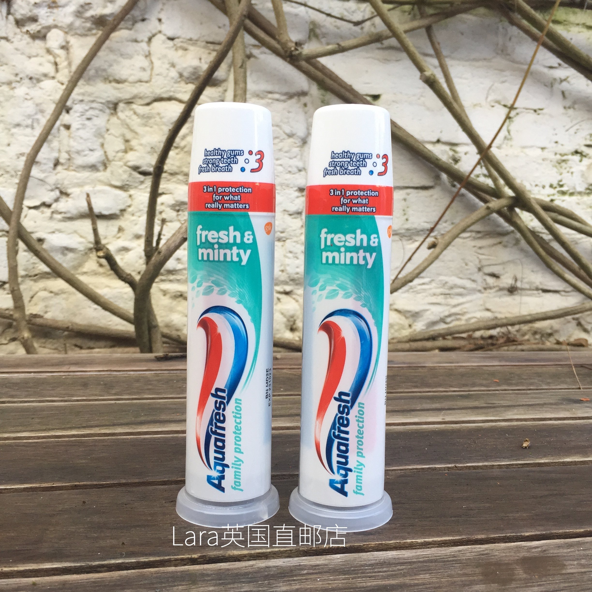 Two British Aquafresh three-dimensional vacuum pressing three-color toothpaste mint fresh 100ml whole family can